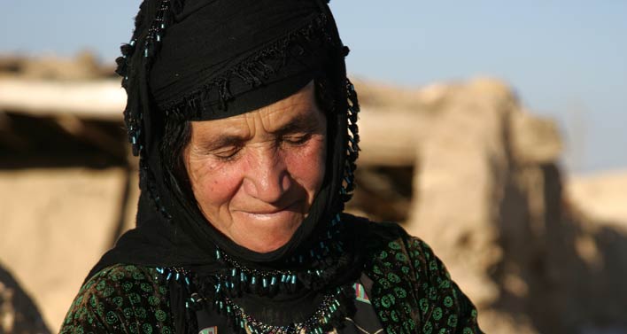 Frau mit Kopfbedeckung aus dem Iran