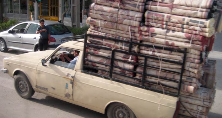 Beladenes Auto mit Teppichen