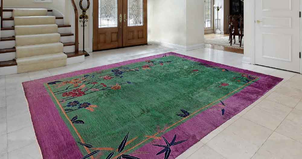 Ein Grün/Rosa Teppich im Flur aus der China Old & Antique Collection