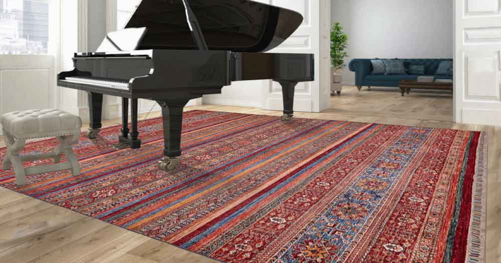 Ein roter Teppich unter einem Klavier aus der Katani Collection