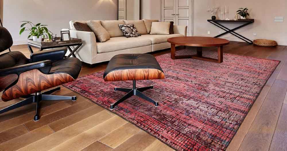 Ein roter Teppich im Wohnzimmer neben einem Sofa aus der Mosaic Collection