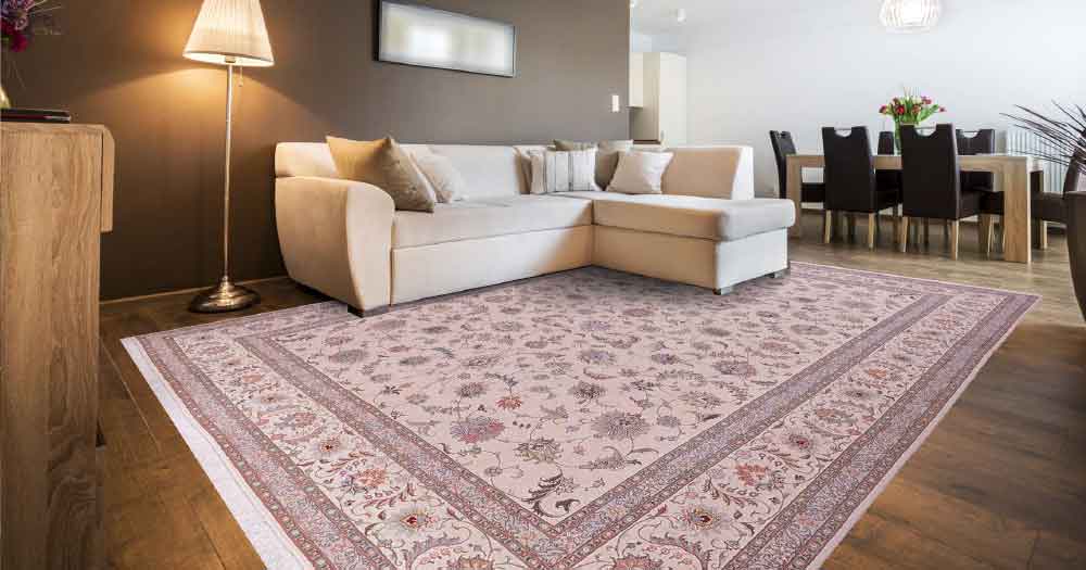 Ein roter Teppich im Wohnzimmer vor dem Sofa aus der Naien Collection