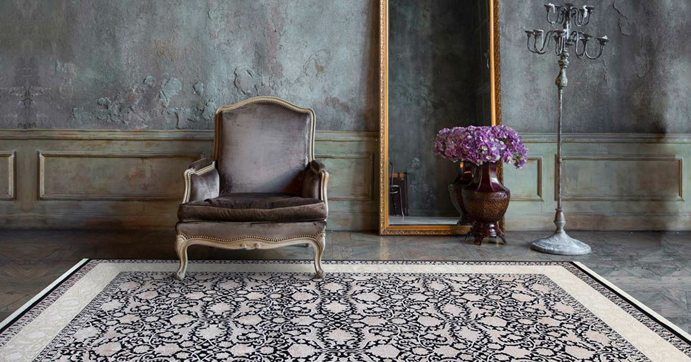 Ein heller Teppich mit schwarzen Mustern im Raum aus der Alema Collection